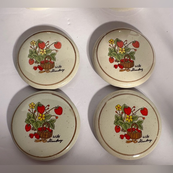 Vintage Wild Strawberry Coffee Mugs With Lids Tea Cups Made in Korea Set Of 4 - Picture 8 of 13